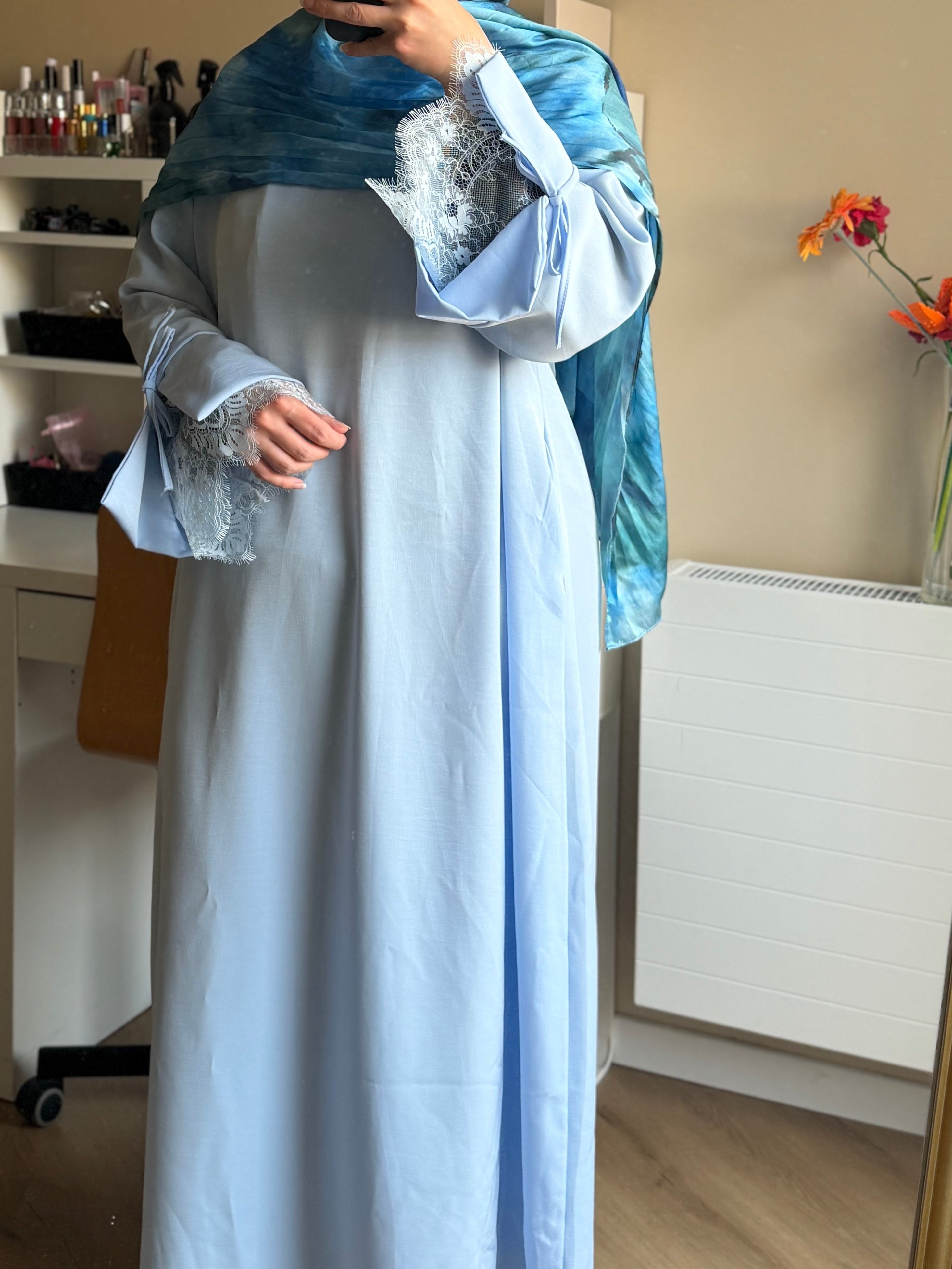 Robe en dentelle bleu pastel
