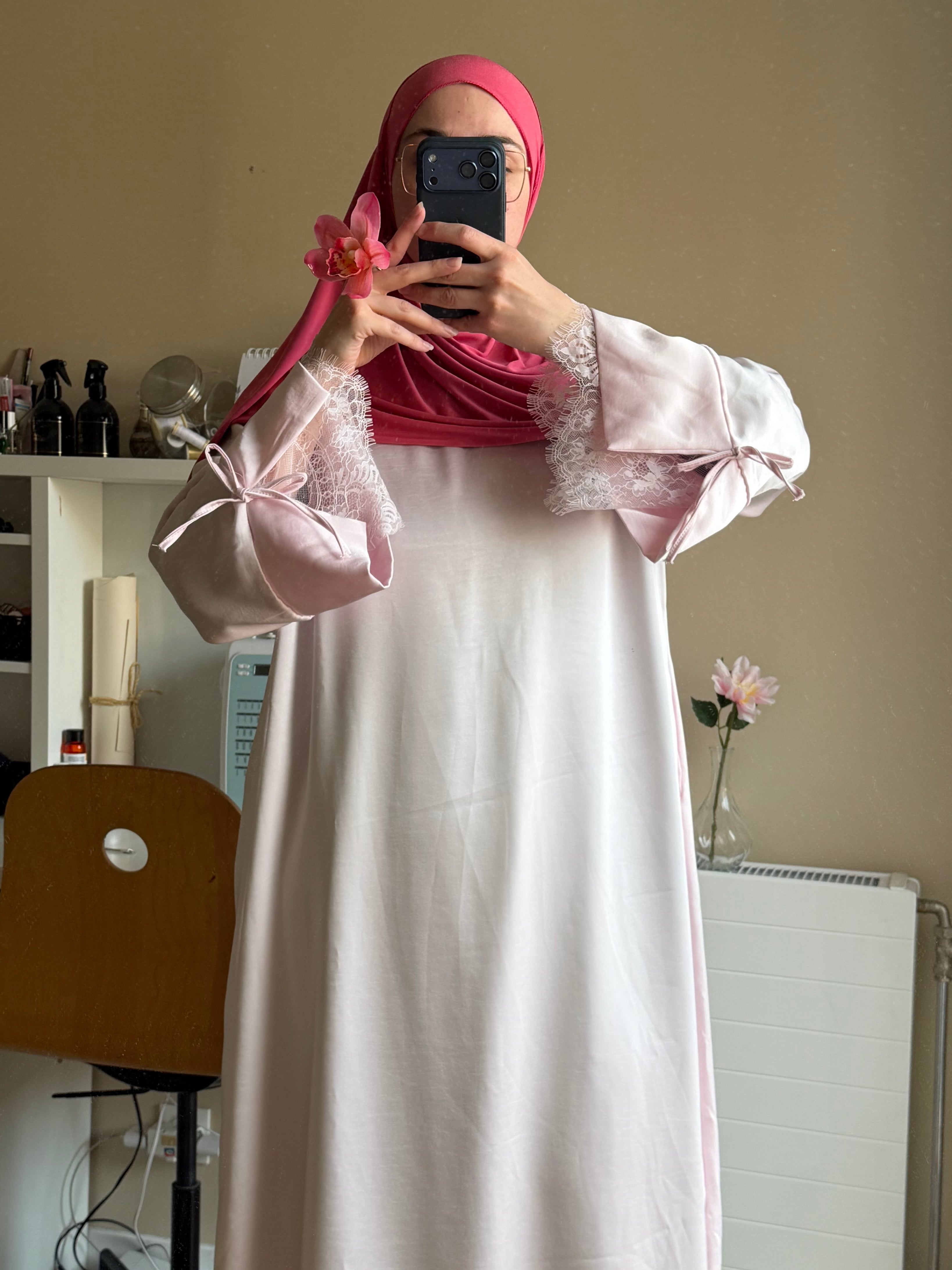 Robe en dentelle rose pastel